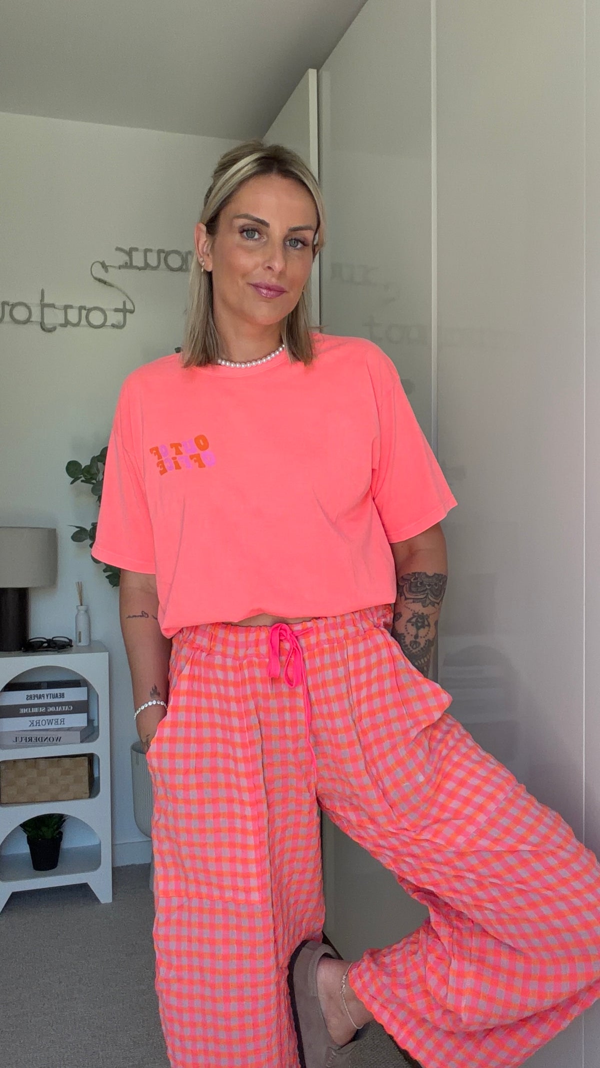 T-shirt Out of office - corail